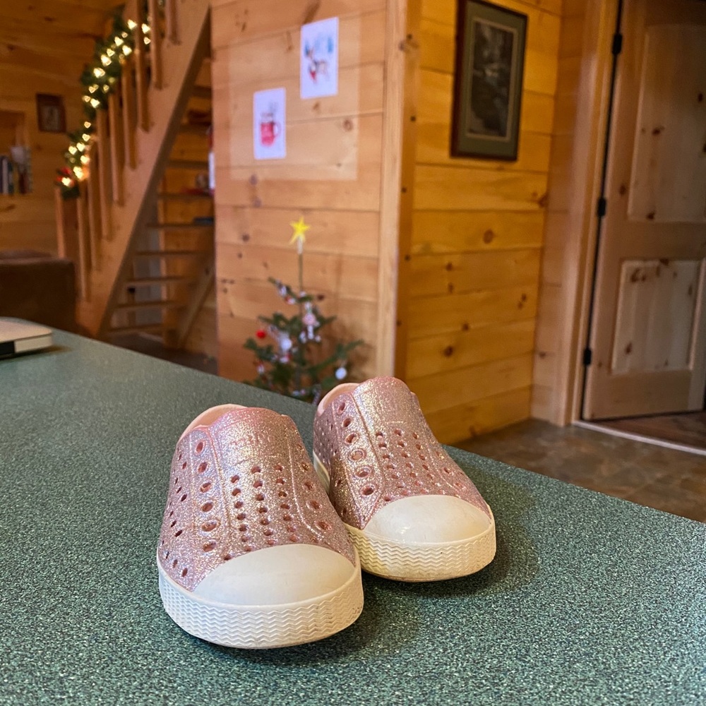 Native toddler shoes. Size C6. Milk pink glitter